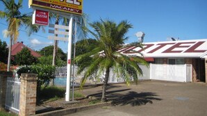 A motel sign indicating a vacancy, with a visible AUSTAR Television sign. - Beenleigh Village Motel (Beenleigh)