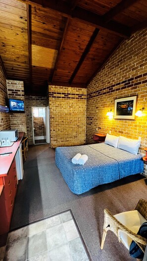 Standard Double Room | Free WiFi - Beenleigh Village Motel (Beenleigh)