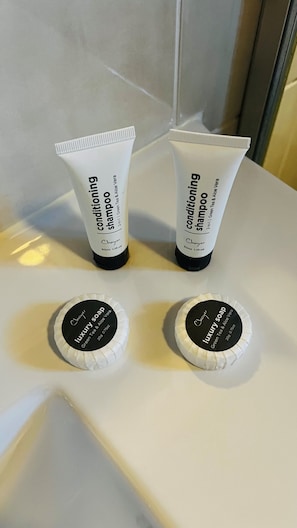 Dusche, kostenlose Toilettenartikel, Handtücher