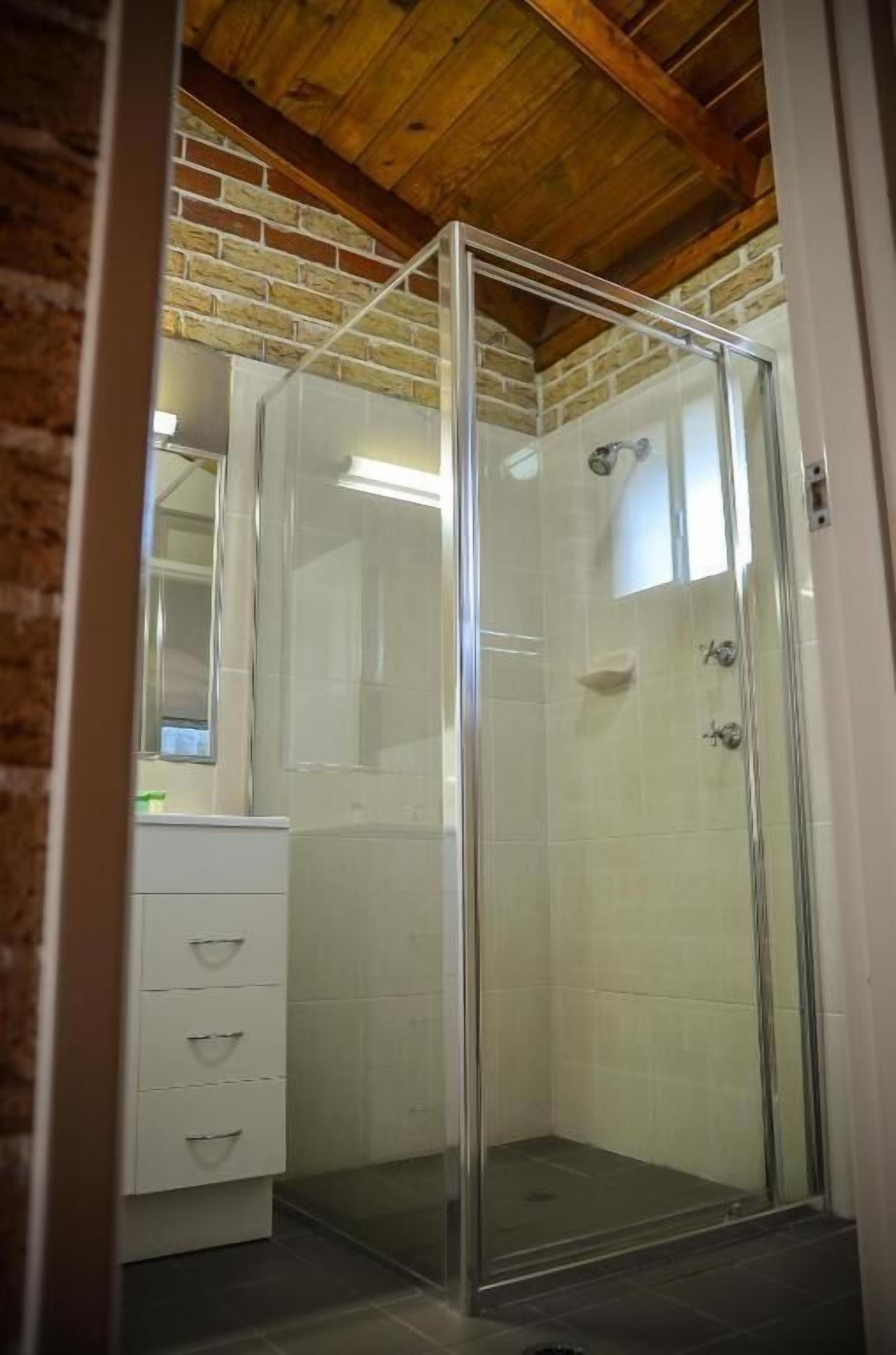 Een douche, gratis toiletartikelen, handdoeken