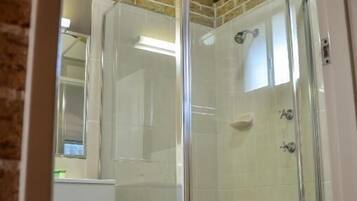 Een douche, gratis toiletartikelen, handdoeken