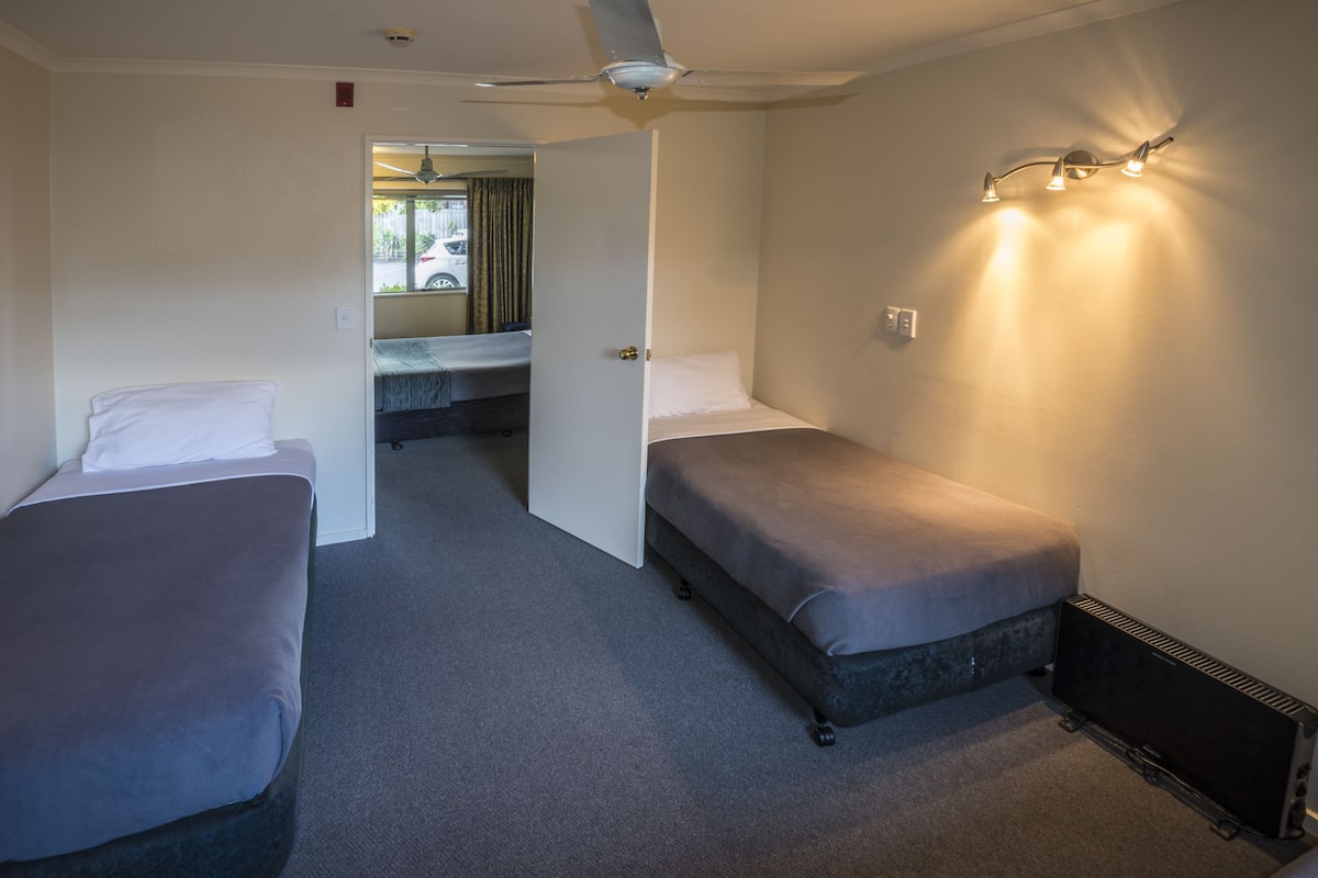 Bügeleisen/Bügelbrett, Zustellbetten, kostenloses WLAN, Bettwäsche