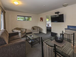 Executive Suite | Living area | Flat-screen TV - Gateway Motor Inn (Tauranga)