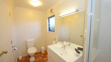 Standard-Studio (Twin Studio) | Badezimmer | Haartrockner, Handtücher