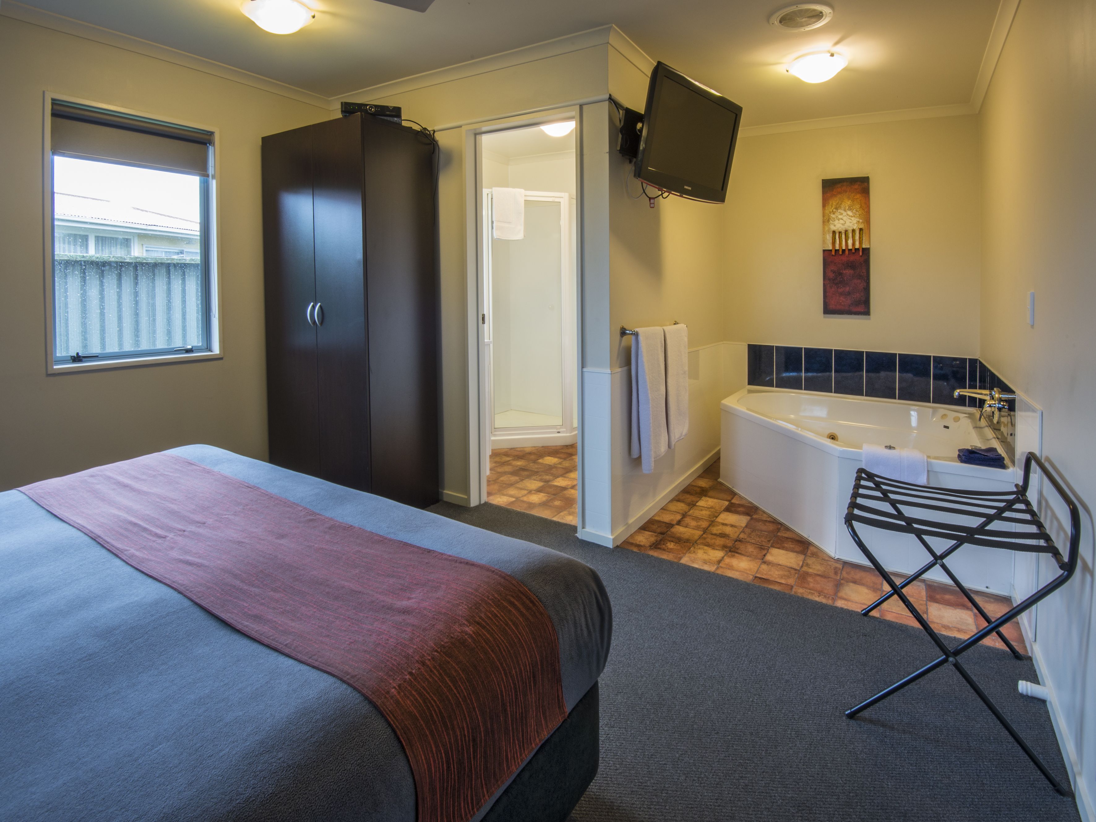 Executive Suite | Iron/ironing board, rollaway beds, free WiFi, bed sheets