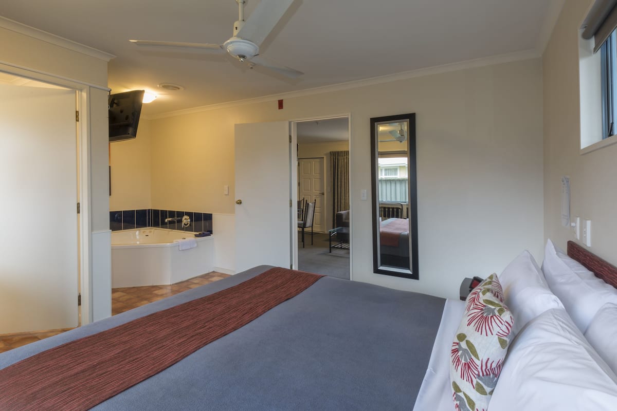 Executive-Suite | Bügeleisen/Bügelbrett, Zustellbetten, kostenloses WLAN, Bettwäsche