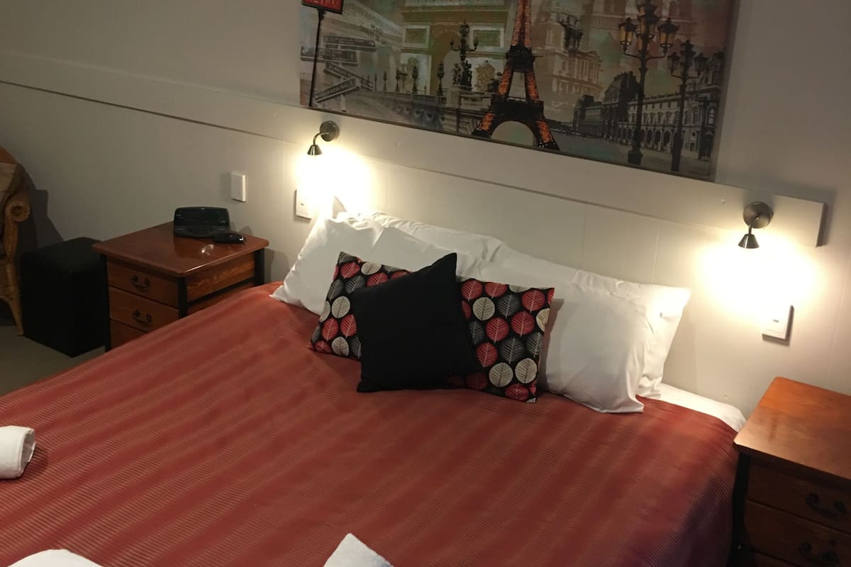 高级房, 1 张大床, 无烟房, 简易厨房 (Standard Queen Room) | 隔音、免费 WiFi、床单