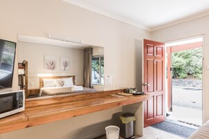 Family Suite, 1 Bedroom, Non Smoking, Kitchenette | Soundproofing, free WiFi, bed sheets