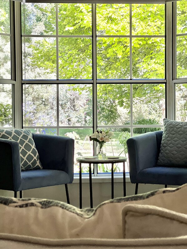 Townhouse – superior, 3 soverom, ikke-røyk, kjøkken | Oppholdsområde | En 32-tommers smart-TV med digitale kanaler samt TV og DVD-spiller