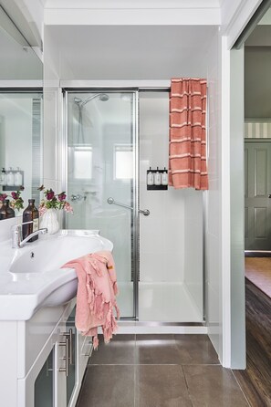 Deluxe Apartment, 1 Bedroom, Non Smoking, Patio (Apartment 3) | Bathroom - Westwood Lodge Apartments (Bright)