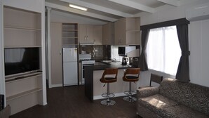 Villa – deluxe, 3 soverom, kjøkken | Eget kjøkken | Kjøleskap, mikrobølgeovn, ovn og kokeplater