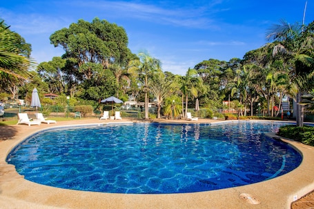 Una piscina al aire libre, tumbonas. NRMA Broulee Holiday Park