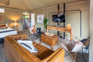 Premium Safari Tent | Bathroom | Towels