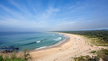 Una playa cerca, arena blanca