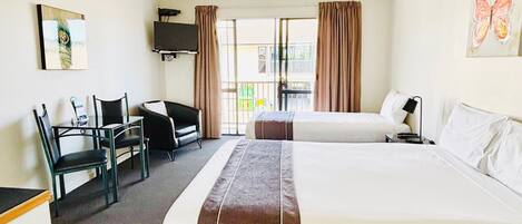 Queen Studio Plus | Iron/ironing board, rollaway beds, free WiFi, bed sheets