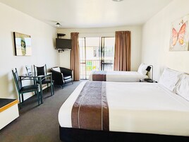 Queen Studio Plus | Iron/ironing board, rollaway beds, free WiFi, bed sheets