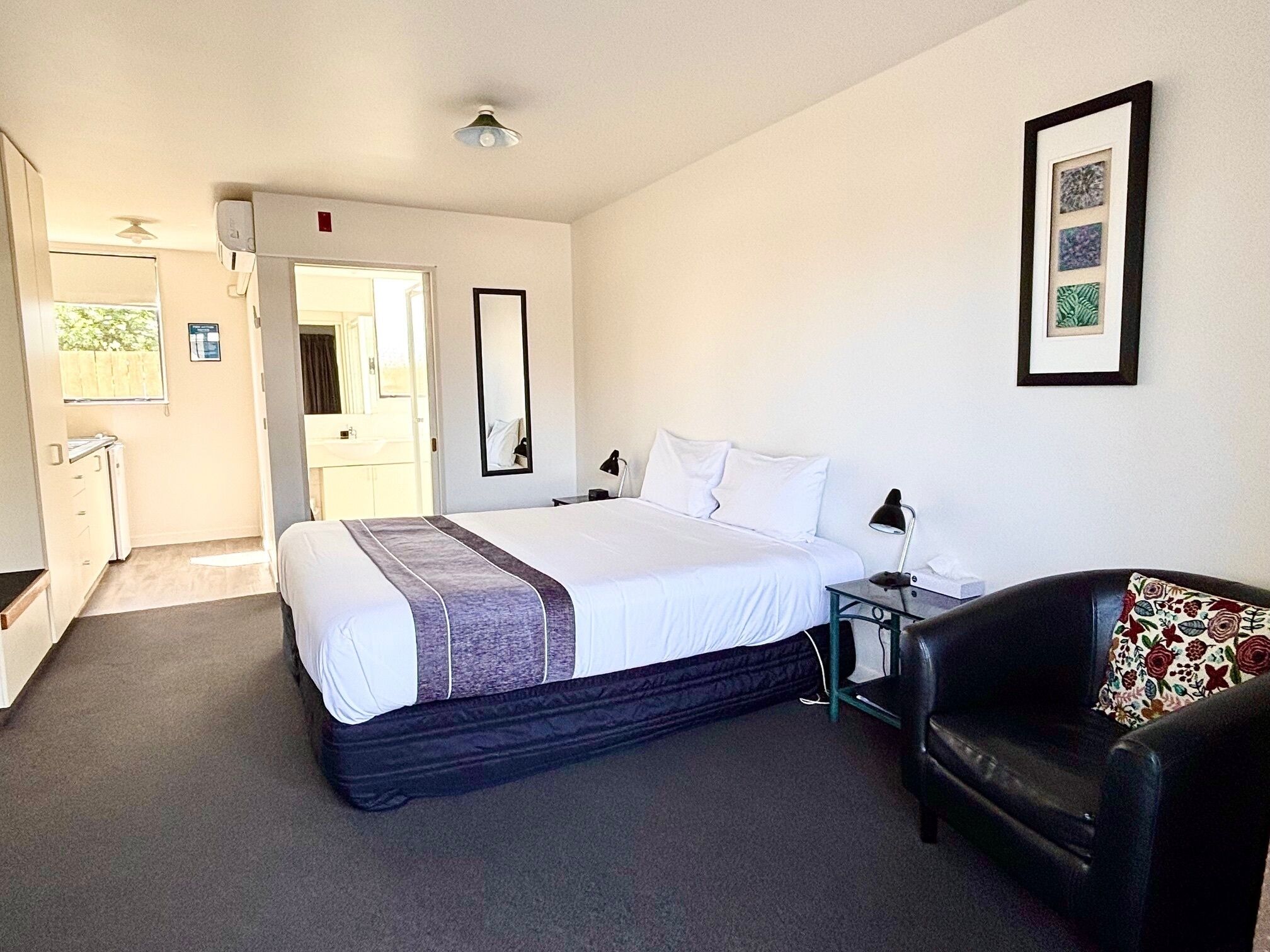 Tabla de planchar con plancha, camas supletorias, wifi gratis