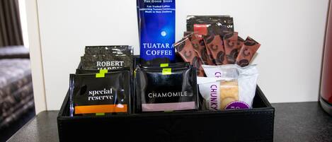 Un plateau contenant divers produits à base de café, notamment les marques « Robert Harris », « Camomille » et « Tuatar Coffee ».