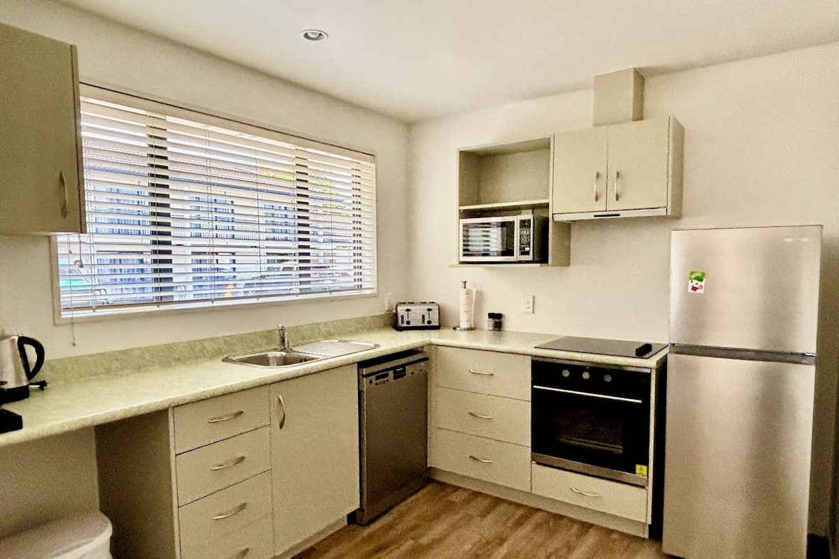 Apartment, 2 Bedrooms, 2 Bathrooms | Private kitchen | Mini-fridge, microwave, coffee/tea maker, electric kettle