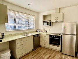 Apartamento, 2 quartos, 2 banheiros | Cozinha privada | Frigobar, micro-ondas, cafeteira/chaleira, chaleira elétrica