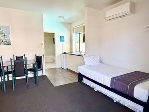 Deluxe-huone, 1 makuuhuone | Ruokailu