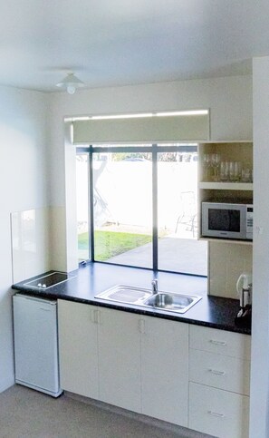 Executive Room, 1 Bedroom | Private kitchen | Mini-fridge, microwave, coffee/tea maker, electric kettle - ASURE Phoenix Motor Inn (Blenheim)