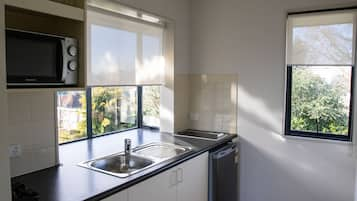 King Studio | Private kitchen | Microwave, coffee/tea maker, electric kettle, cookware/dishes/utensils