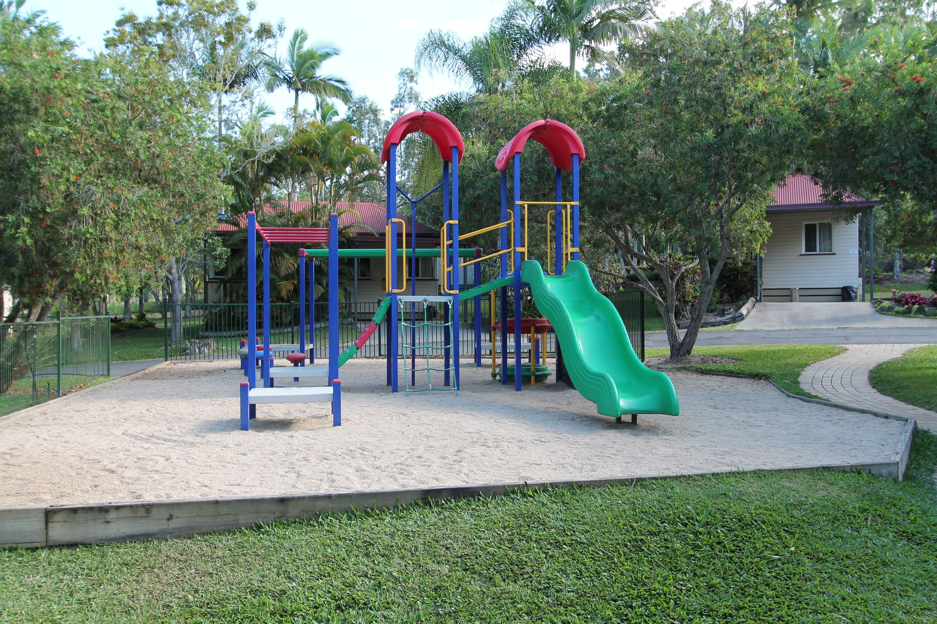 Ein Spielplatz mit Rutsche und Klettergeräten.