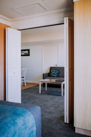 Suite Deluxe, 1 chambre, non-fumeurs, coin cuisine | Coin séjour | Télévision à écran plat de 32 pouces avec chaînes par câble, télévision