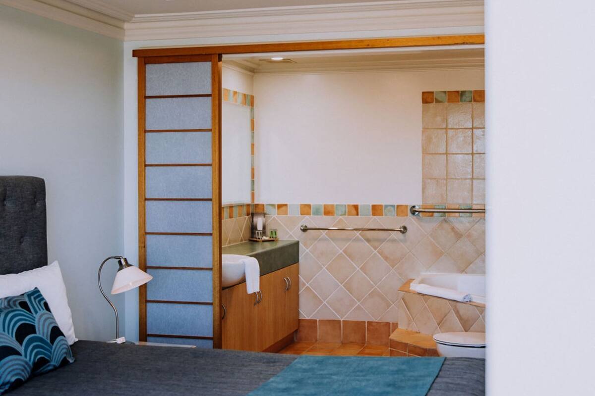 Suíte luxo, 1 quarto, para não fumantes, cozinha americana | Ferros/tábuas de passar roupa, Wi-Fi de cortesia, roupa de cama