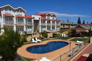 Outdoor pool, pool loungers - The Jetty Resort (Esperance)