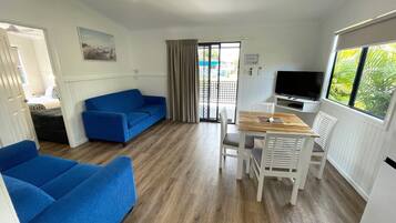 디럭스 빌라, 침실 2개 | 거실 공간 | 디지털 채널 시청이 가능한 26인치 평면 TV, TV, DVD 플레이어