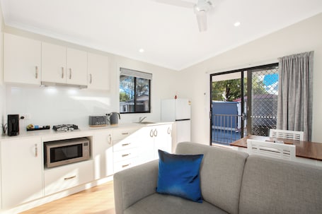 Cafetera/tetera, tetera/pava eléctrica, mesa de comedor