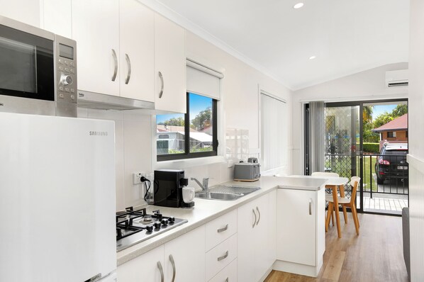 Deluxe Villa, 2 Bedrooms | Private kitchen | Coffee/tea maker, electric kettle, dining tables - Pyramid Holiday Park (Tweed Heads West)