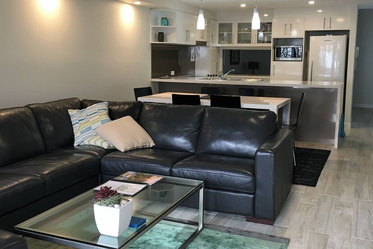Departamento Premium, 2 habitaciones, vista parcial al océano | Área de sala de estar | Smart TV 