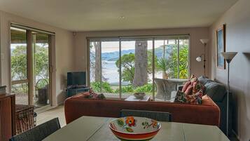 Standard Apartment, 1 Bedroom, Non Smoking, Kitchenette (Beachside Apartment) | In-room dining