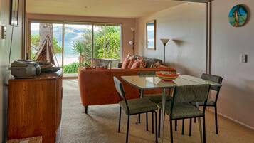 Standard-Apartment, 1 Schlafzimmer, Nichtraucher, Kochnische (Beachside Apartment) | Wohnbereich | Flachbildfernseher