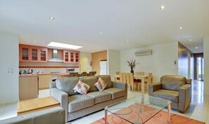 40-英寸纯平电视（配备数码频道）、电视、DVD 播放器