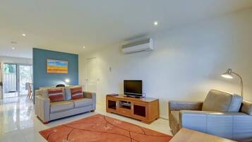 Een 40-inch flatscreentelevisie met digitale zenders en televisie