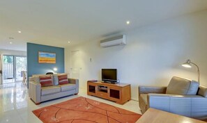 40-inch flat-screen TV with digital channels, TV, DVD player - Traralgon Serviced Apartments (Traralgon)