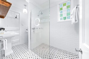 Casa de campo de lujo, 1 cama Queen size, chimenea (Luxury 2 night stay) | Baño | Amenidades de baño gratuitas, secadora de cabello, toallas, jabón 