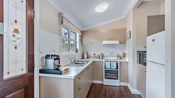 Cottage Mewah, Beberapa Tempat Tidur, perapian, pemandangan sungai (4 Adult 2 Ensuites 2 Room) | Dapur pribadi | Lemari es, microwave, kompor, dan mesin pembuat kopi/teh