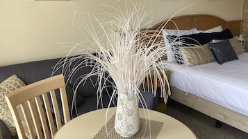 客房, 1 张大床 | 起居区 | 81-厘米智能电视(配备数码频道)、电视、Netflix