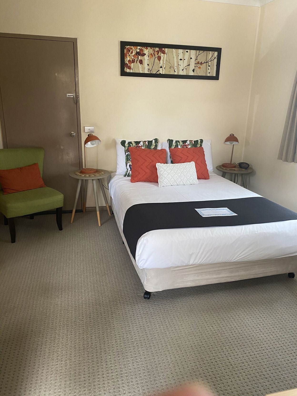 Individually decorated, individually furnished, desk, soundproofing