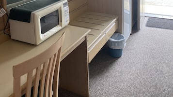 客房, 1 张大床 | 起居区 | 81-厘米智能电视(配备数码频道)、电视、Netflix