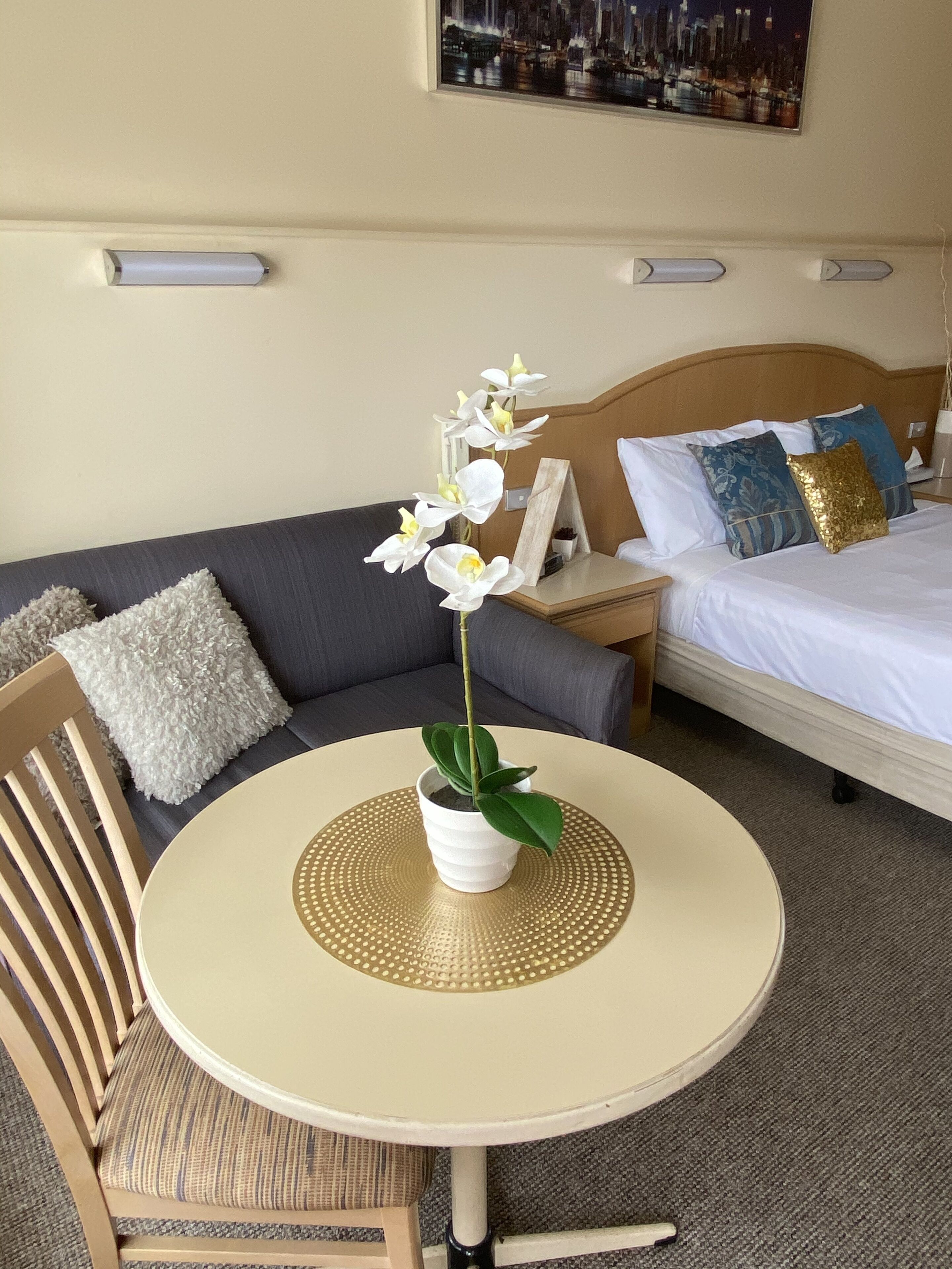 Queen Room | In-room dining