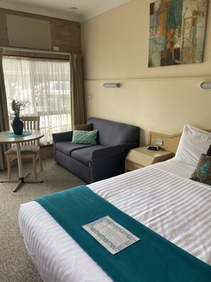 Queen Room | Living area