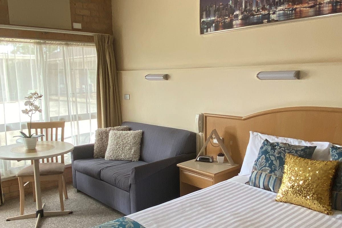 Quarto, 1 cama Queen | Opções para refeição no quarto