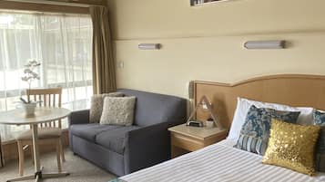 客房, 1 张大床 | 起居区 | 81-厘米智能电视(配备数码频道)、电视、Netflix