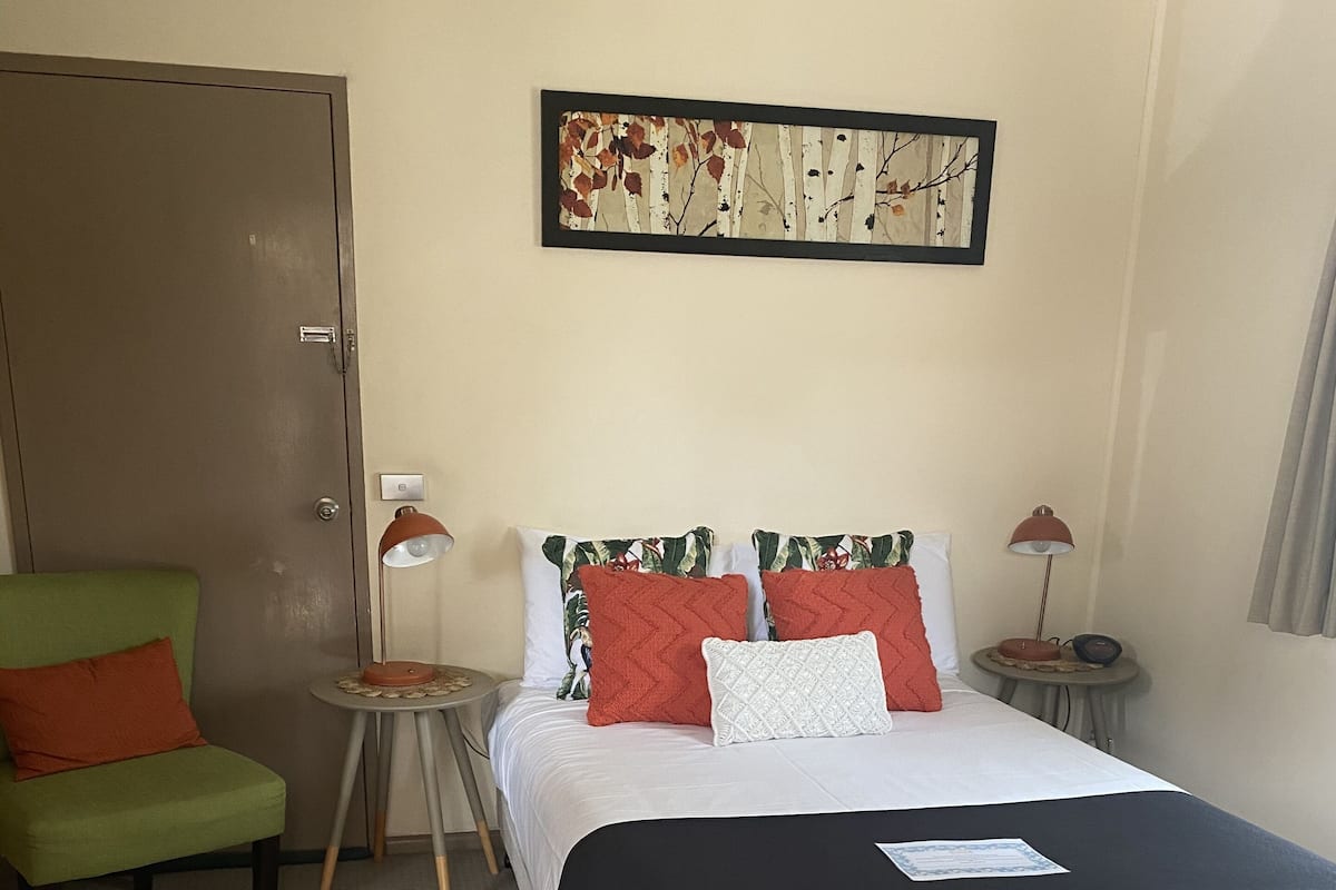 Quarto standard | Escrivaninha, quartos à prova de som, ferros/tábuas de passar roupa